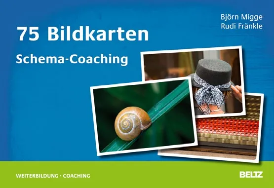 Workshop-Setting: Sesselkreis ohne Tische, Bildkarten am Boden, Flipcharts